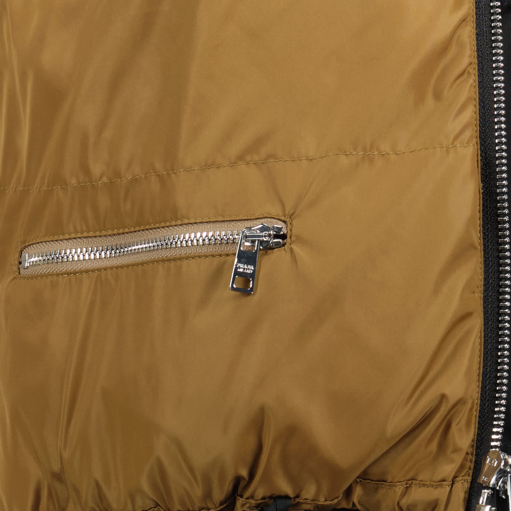 Image de l'article Doudoune en Re-Nylon de la marque Prada pour Femme - Saison Automne-Hiver 2025 - Vue détaillée_2