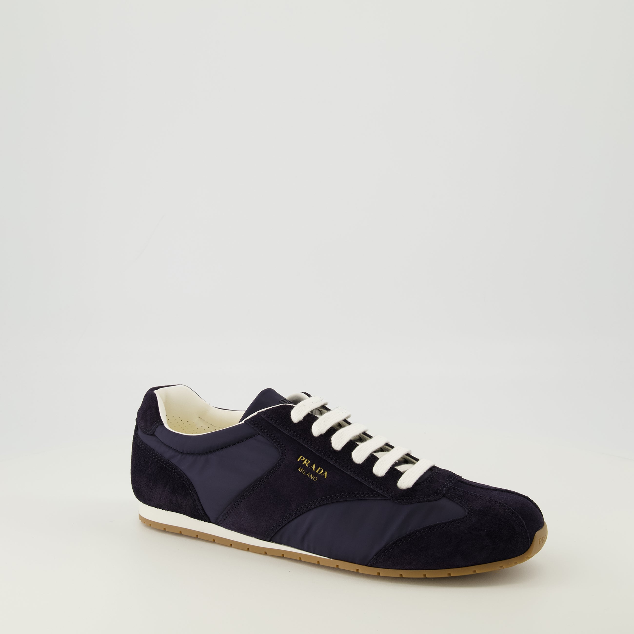 Image de l'article Bakets Prax basses bleu marine de la marque Prada pour Homme - Saison Printemps-Été 2026 - Vue trois quarts avant droite