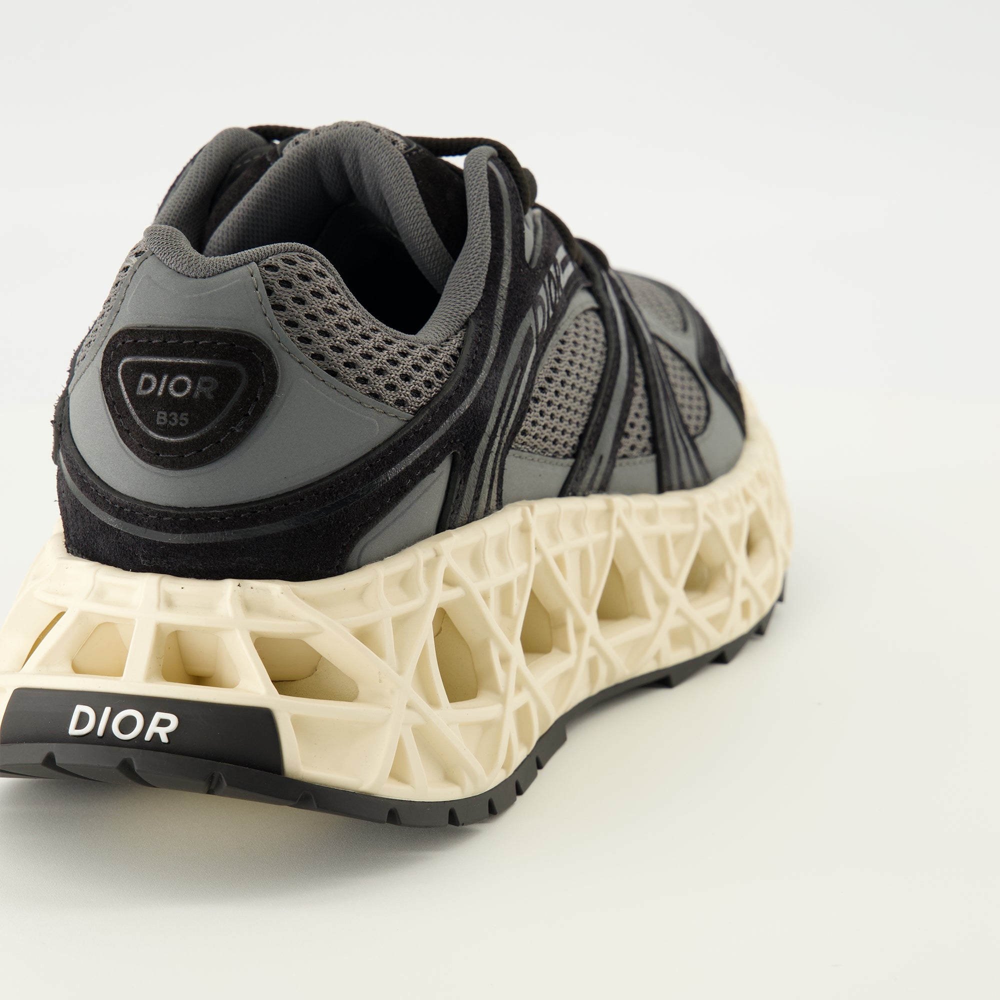 Imagen de las Zapatillas B35 grises de Dior para Hombre - Temporada Primavera-Verano 2026 - Vista trasera