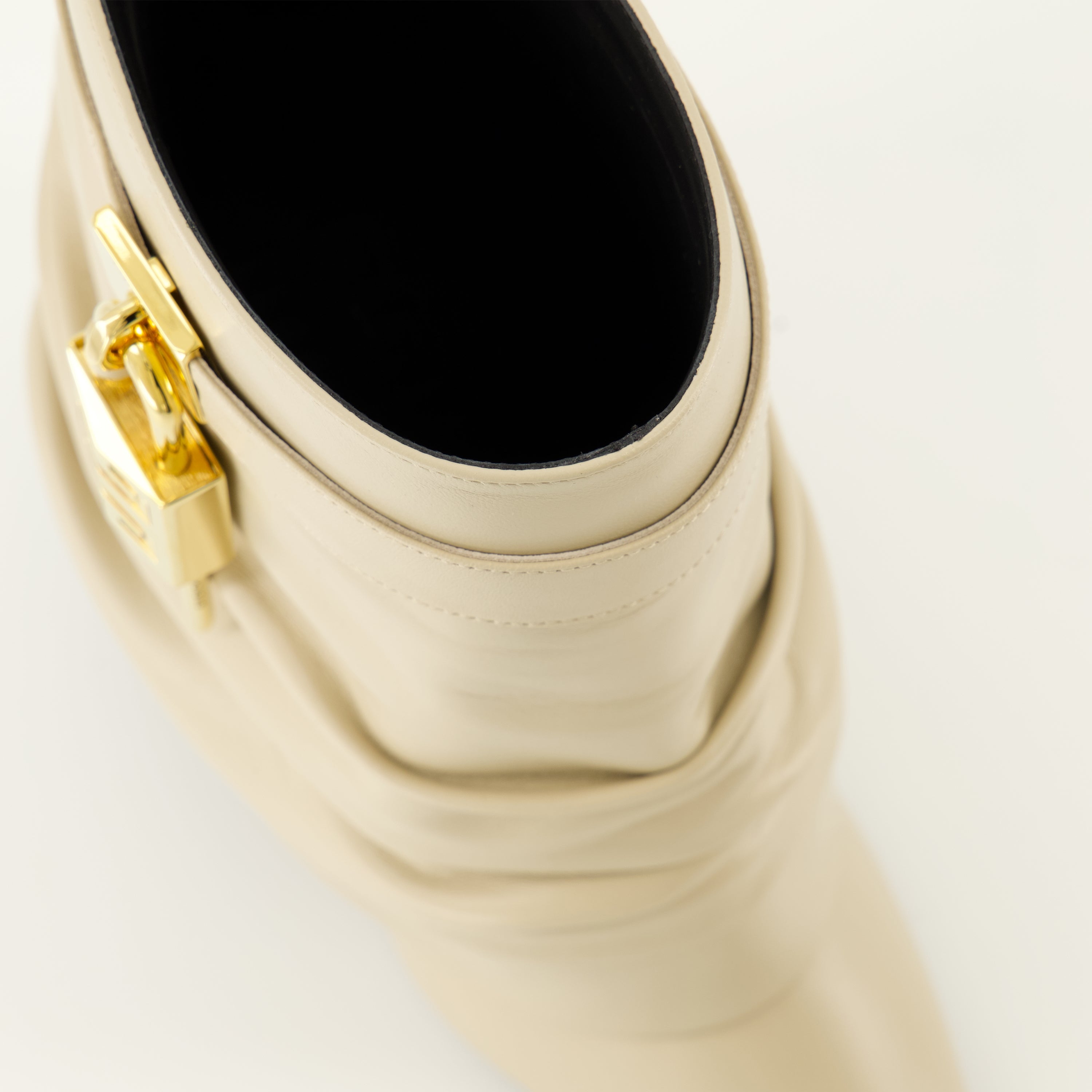 Imagen de las botines Shark Lock de Givenchy para mujer - Temporada Otoño-Invierno 2025 - Vista detallada desde arriba