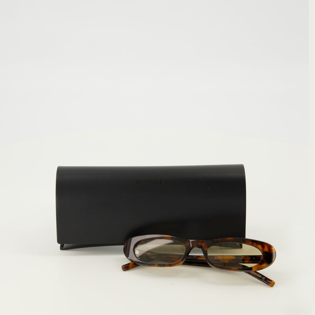 ブランドセント・ローランの女性用SL557ブラウンサングラスの記事の画像 - 2026年春夏シーズン - 詳細ビュー_3