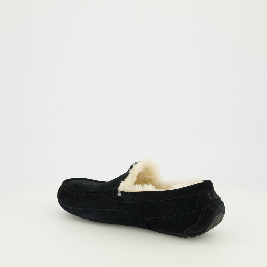 Image of the Ugg Ascot black slippers for men - Spring-Summer 2026 season - Three-quarter back right view