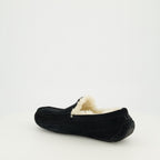 남성용 Ugg 아스코트 블랙 슬리퍼 이미지 - 2026 봄/여름 시즌 - 오른쪽 뒤쪽 삼분의 일 보기