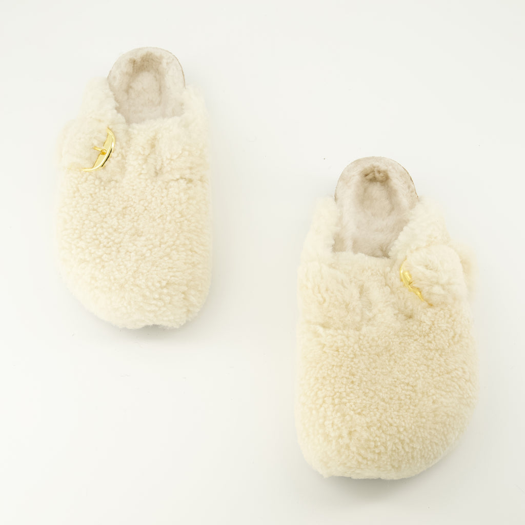 Immagine delle Mules Boston in teddy bianco del marchio Birkenstock per donna - Stagione Primavera-Estate 2026 - Vista dall'alto della coppia di scarpe