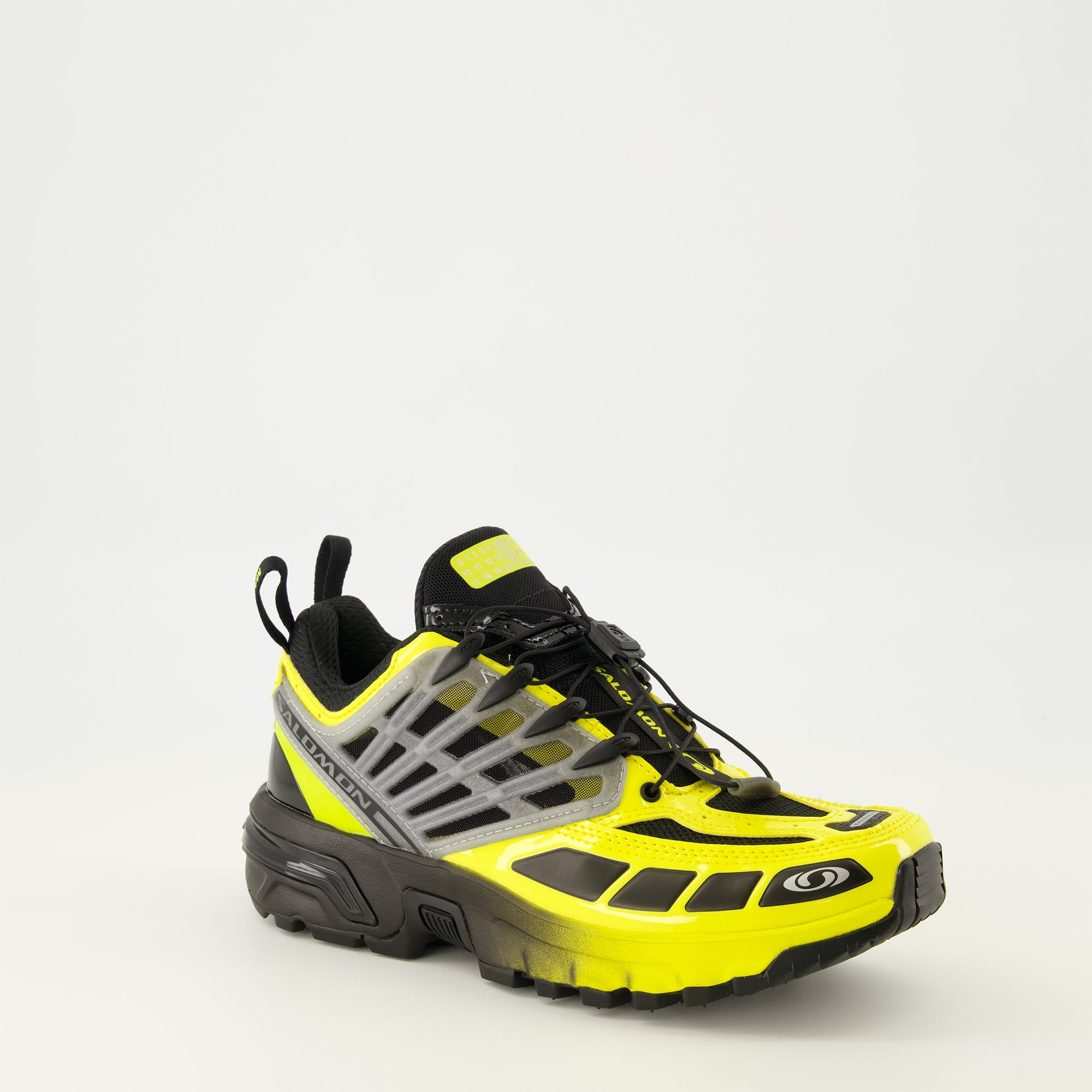 Image de l'article Baskets Salomon x MM6 de la marque Mm6 pour Femme - Saison Automne-Hiver 2025 - Vue trois quarts avant droite