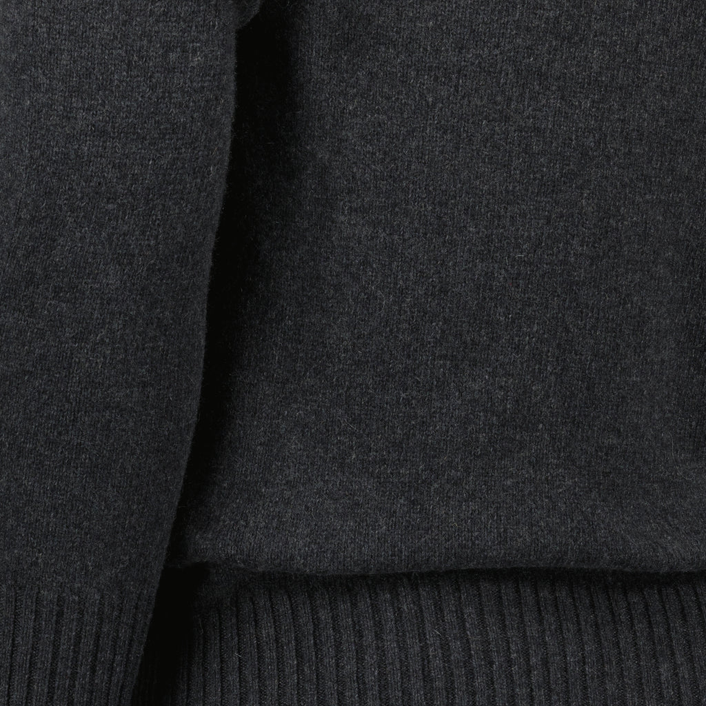 Immagine dell'articolo Maglione con colletto a cuore del marchio Ami PARIS per uomo - Stagione Autunno-Inverno 2025 - Vista Dettagliata_5