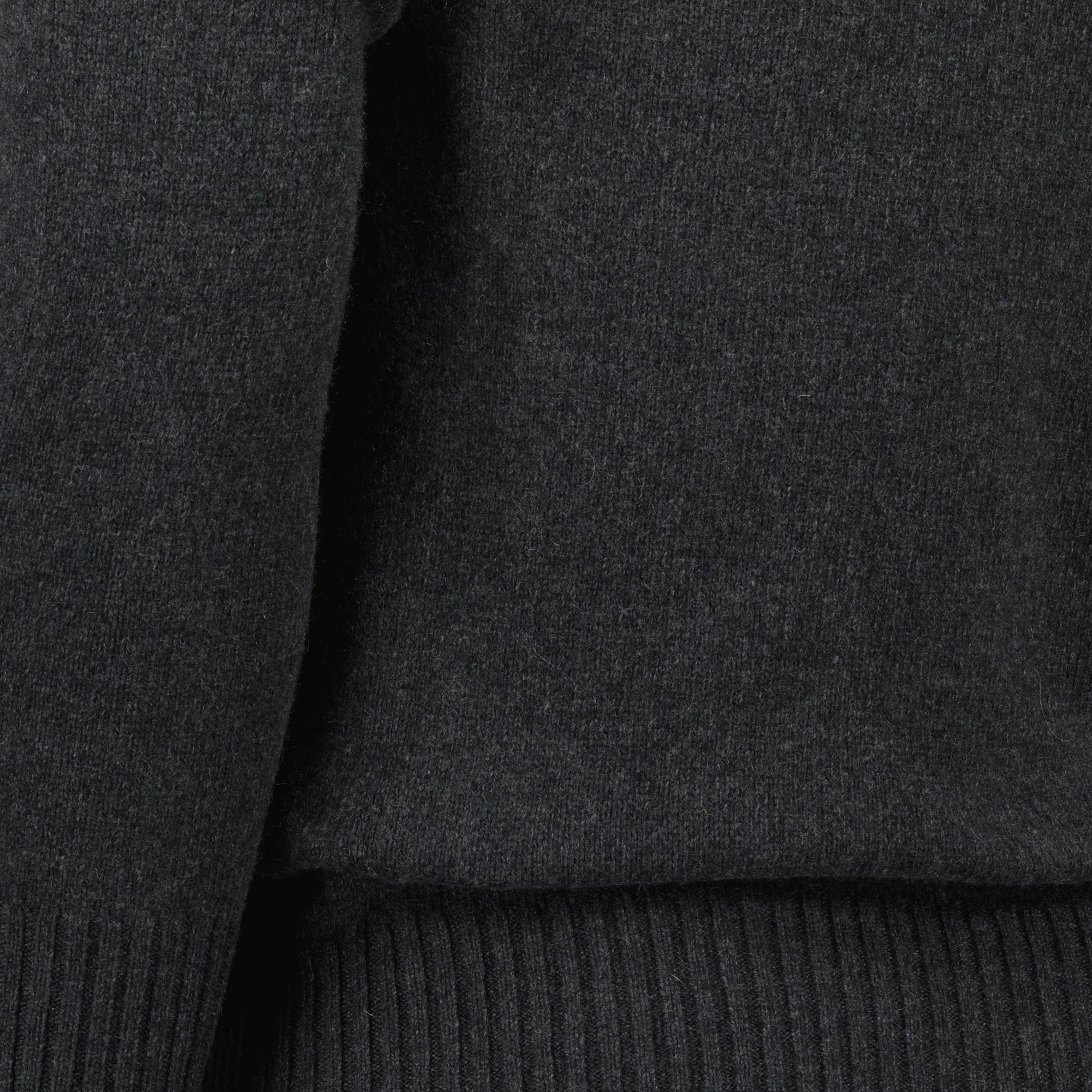 Immagine dell'articolo Maglione con colletto a cuore del marchio Ami PARIS per uomo - Stagione Autunno-Inverno 2025 - Vista Dettagliata_5