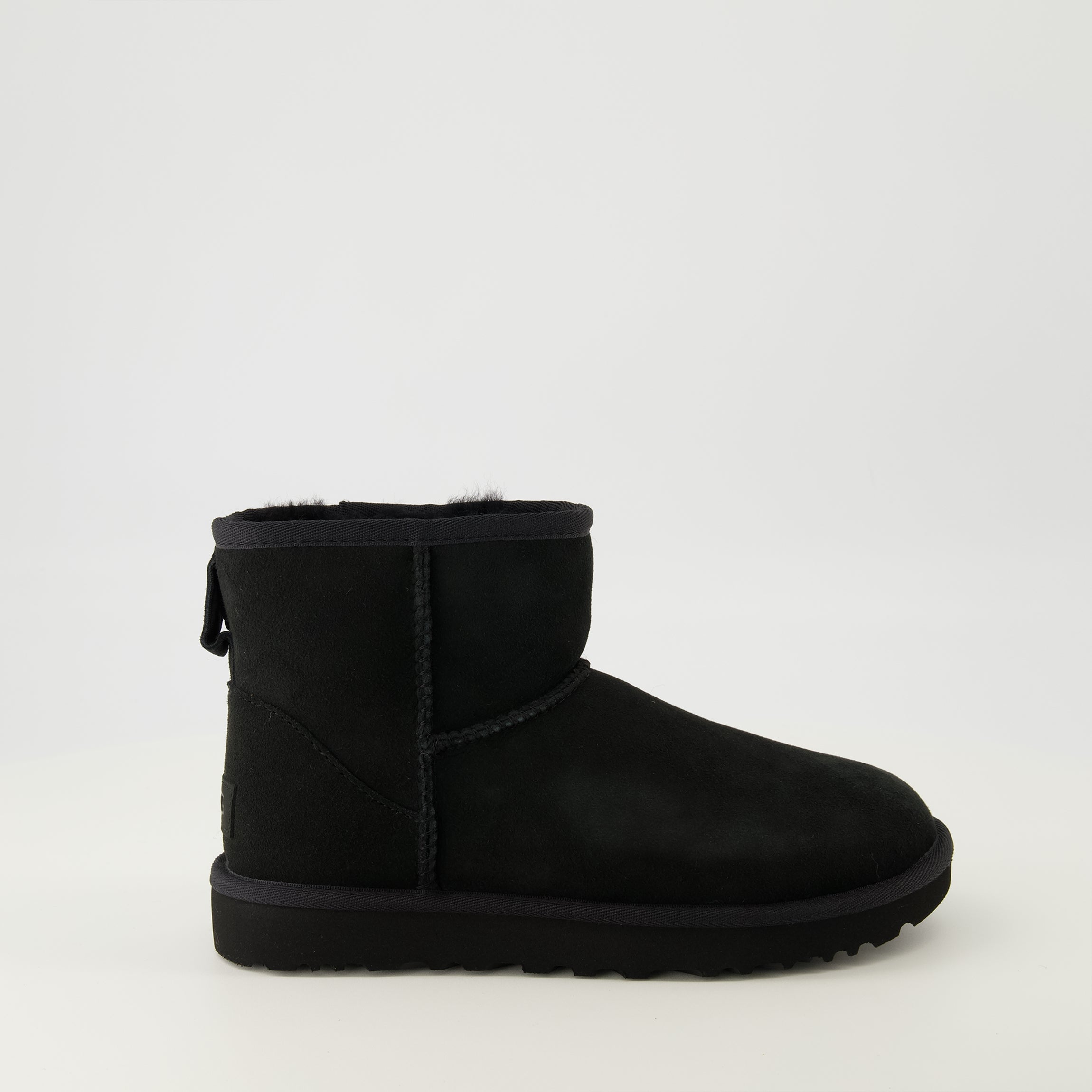 Image de l'article Bottines classic Mini II de la marque Ugg pour Femme - Saison Automne-Hiver 2025 - Vue latérale droite