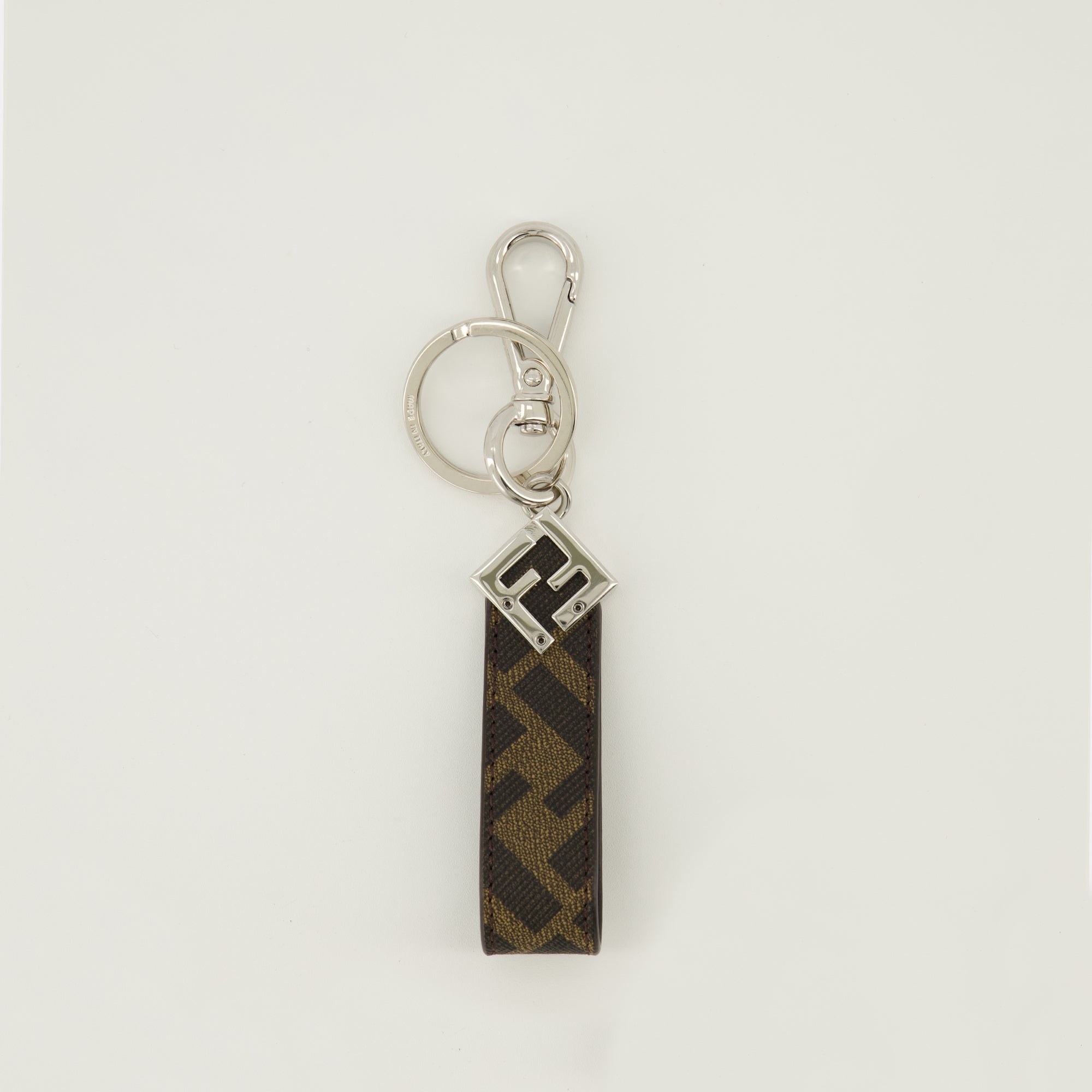 Imagen del llavero Squared FF marrón de la marca Fendi para Hombre - Temporada Primavera-Verano 2026 - Vista Posterior