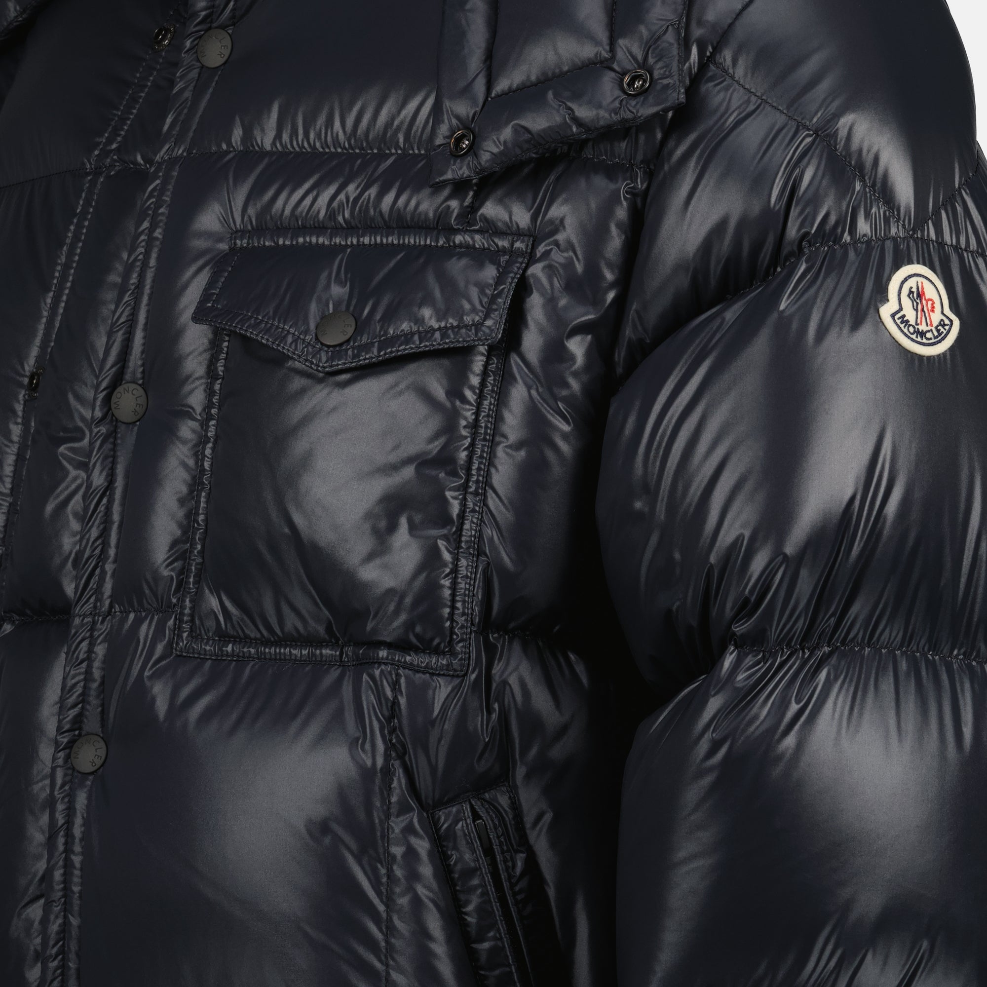 Image of the Moncler Serfanto Down Jacket for Men - Autumn-Winter 2025 - Detailed View 3