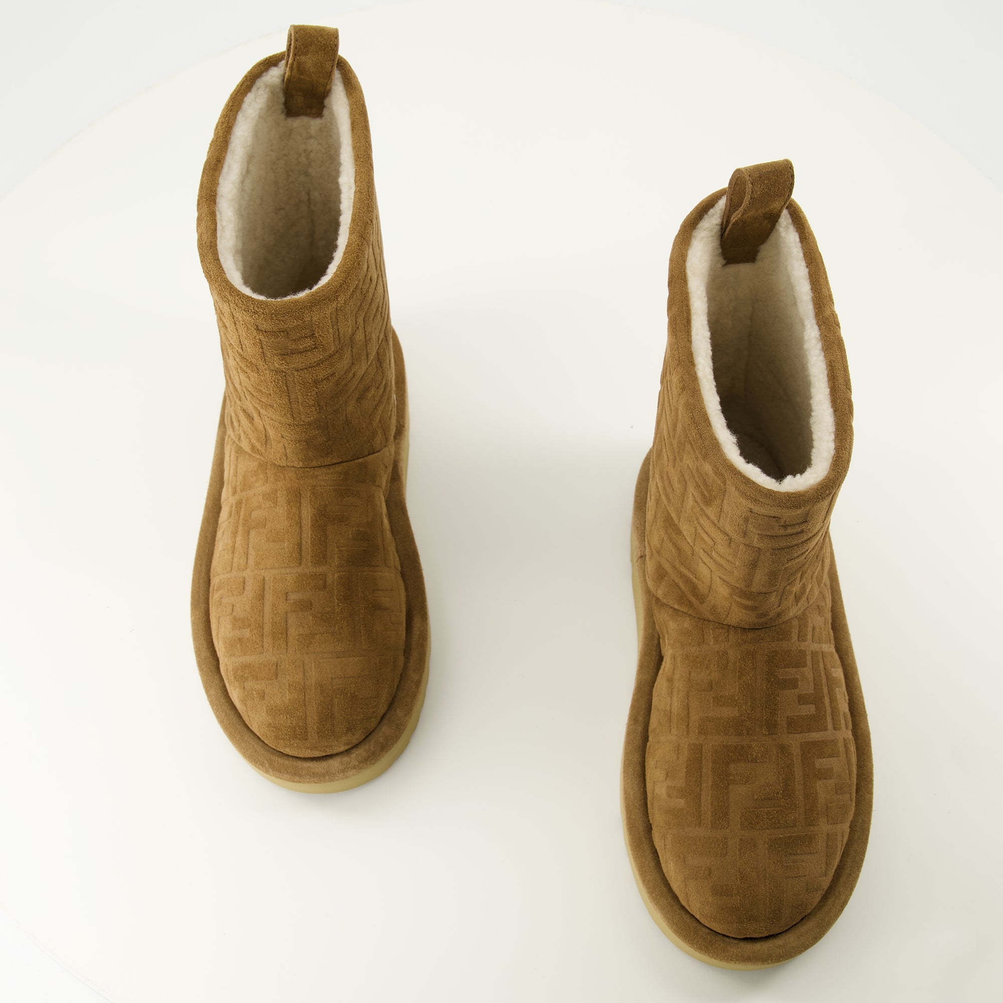 Image de l'article Bottes après ski en daim marron de la marque Fendi pour Femme - Saison Automne-Hiver 2025 - Vue de dessus paire de chaussure