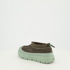Imagen de las zapatillas Tasman Hybrid marrones de Ugg para hombre - Temporada Primavera-Verano 2026 - Vista tres cuartos trasera derecha