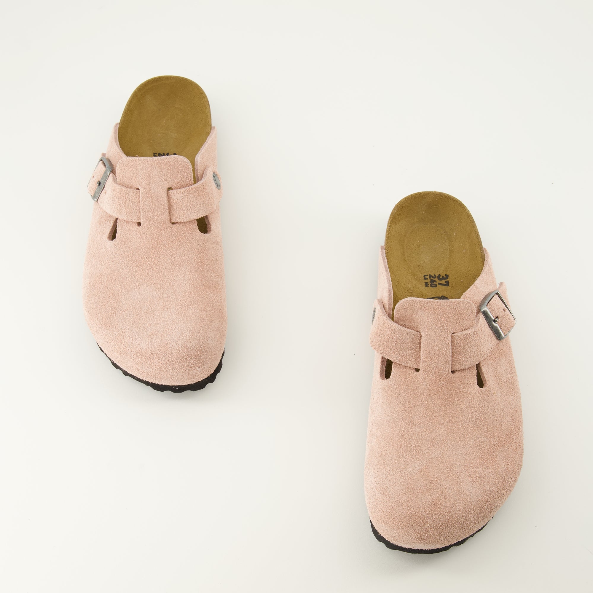 Immagine delle ciabatte Boston rosa del marchio Birkenstock per Unisex - Stagione Primavera-Estate 2026 - Vista dall'alto della coppia di scarpe