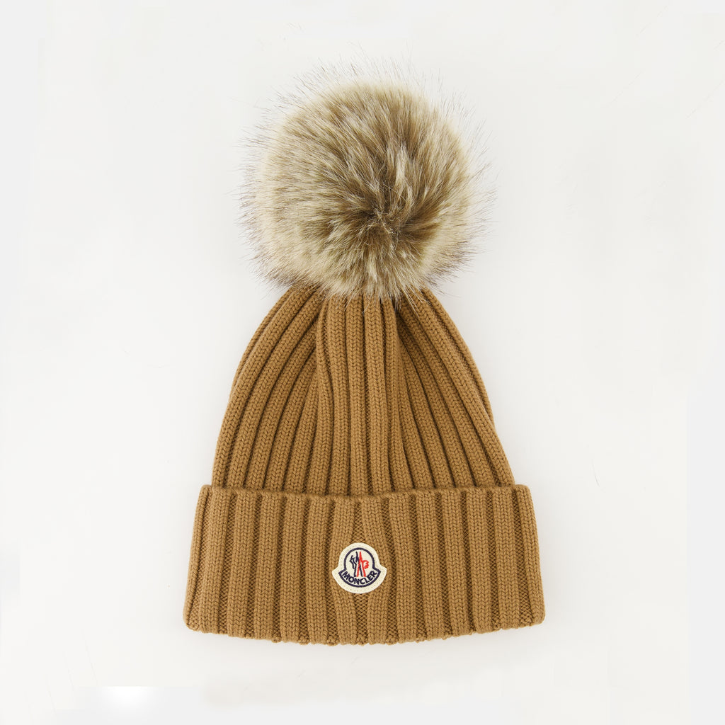Immagine del cappello in lana con pompon della marca Moncler per Donna - Stagione Autunno-Inverno 2025 - Vista Frontale