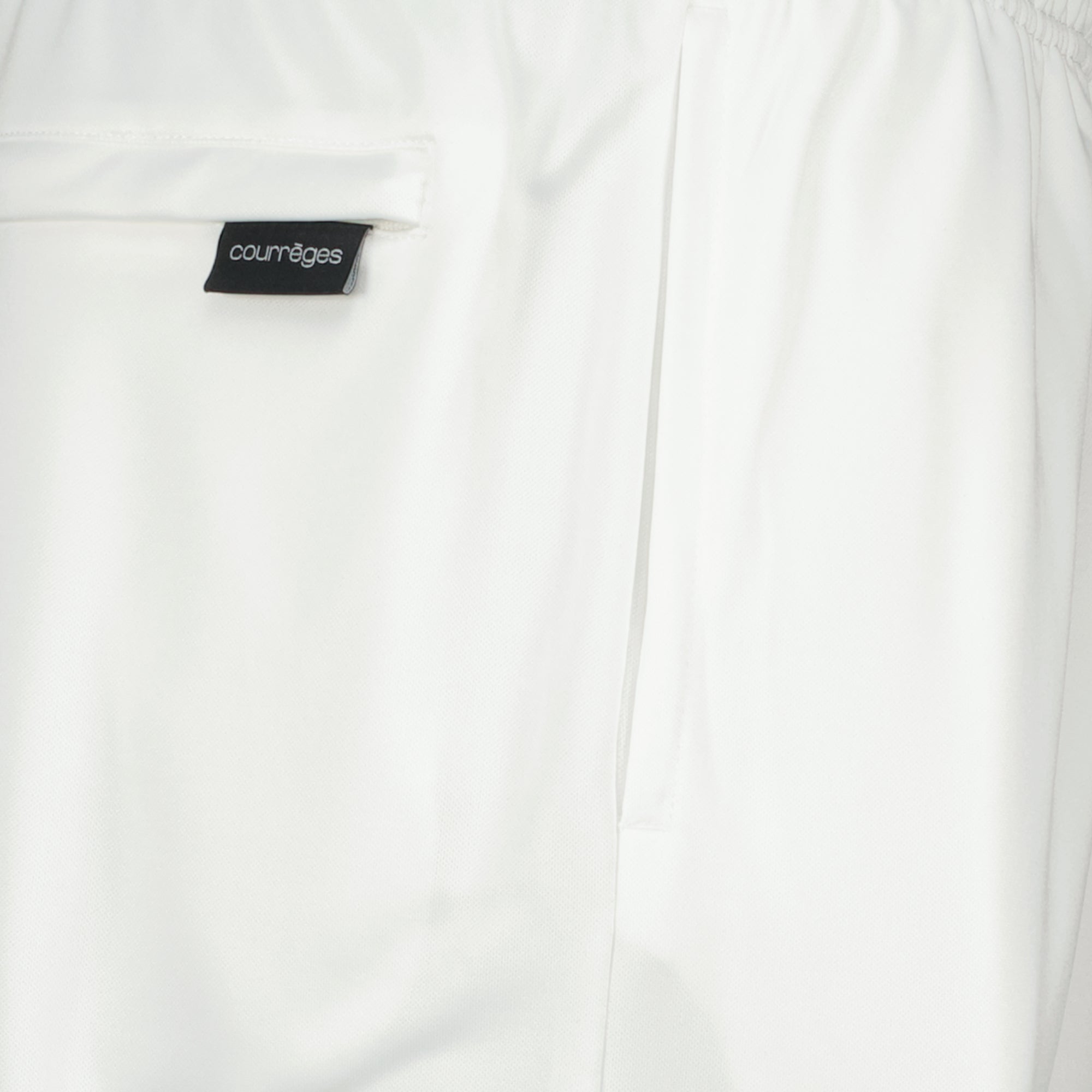 Bild der weißen AC Sportshorts für Herren der Marke Courrèges - Frühjahr/Sommer 2026 - Detaillierte Ansicht 2