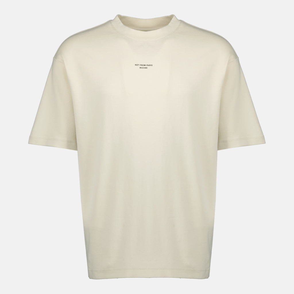 Imagen de la camiseta de eslogan clásica beige de la marca Drole De Monsieur para hombres - Temporada Primavera-Verano 2026 - Vista Frontal