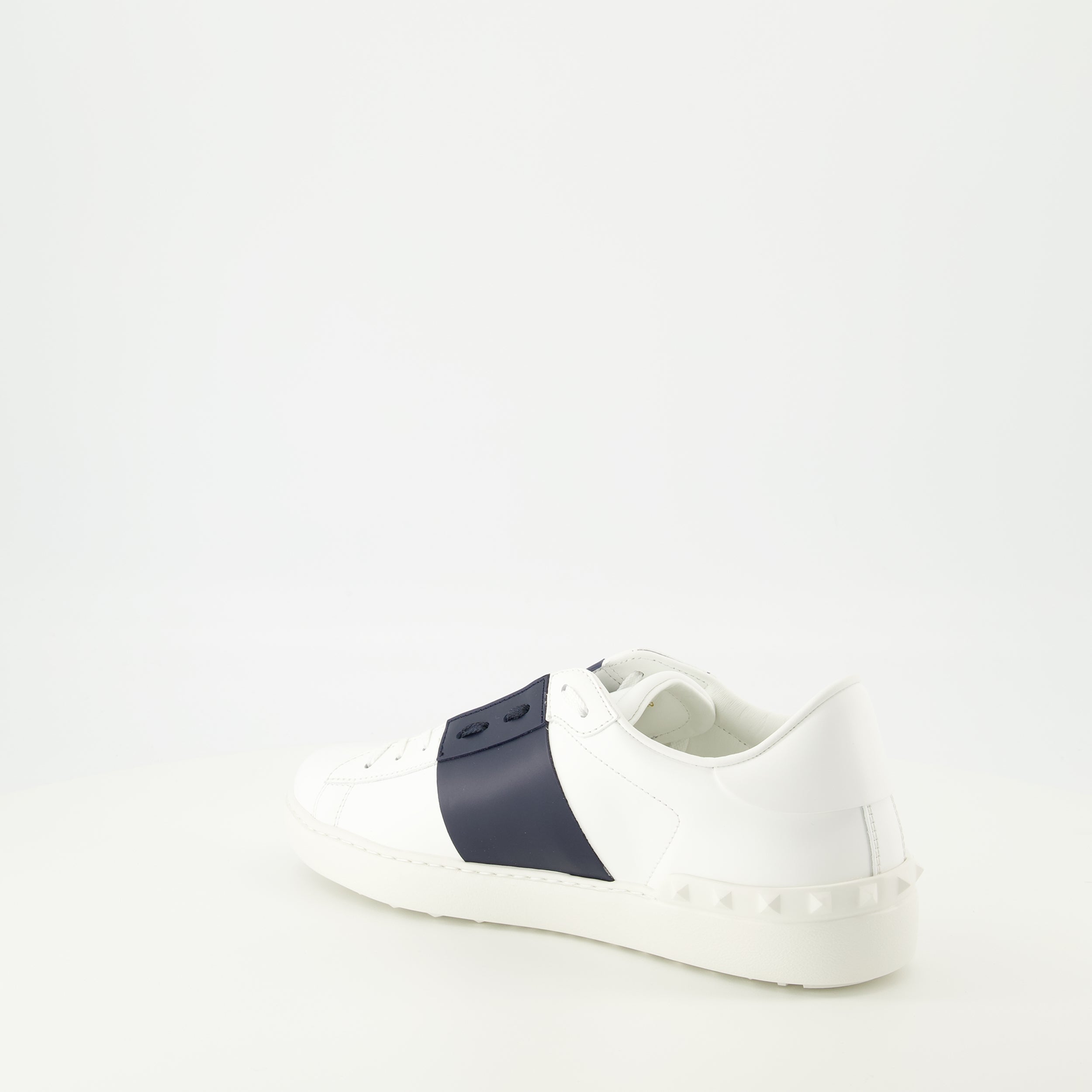 バレンティノ・ガラヴァーニのメンズオープンスニーカー（ネイビーバンド）- 2026年春夏シーズン - 後面の画像