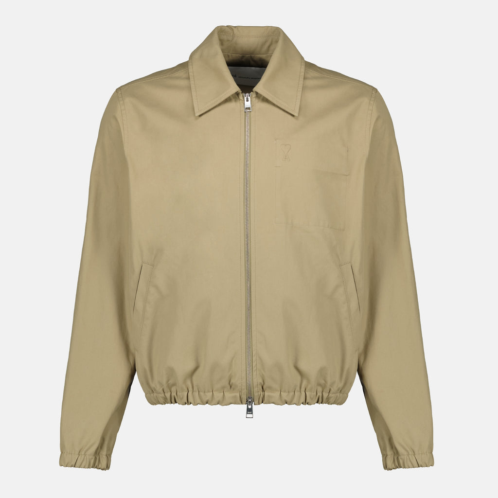 Imagen del blouson beige AMI de corazón de la marca Ami PARIS para Hombre - Temporada Primavera-Verano 2026 - Vista Frontal