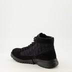 Imagen de las Botas Cheles Oblique de Dior para Hombre - Temporada Otoño-Invierno 2025 - Vista tres cuartos trasera derecha