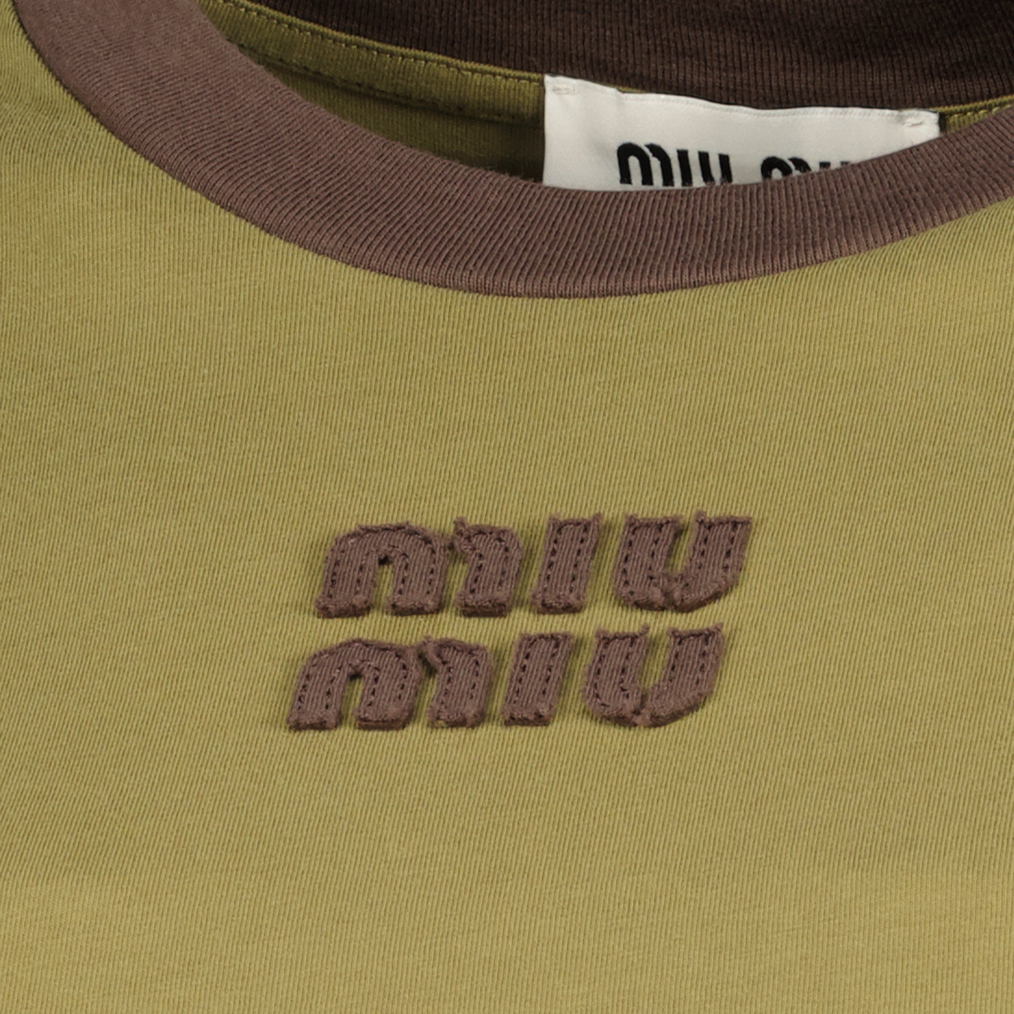 Imagen de la camiseta de algodón caqui para mujer de Miu Miu - Temporada Primavera-Verano 2026 - Vista Detallada_1