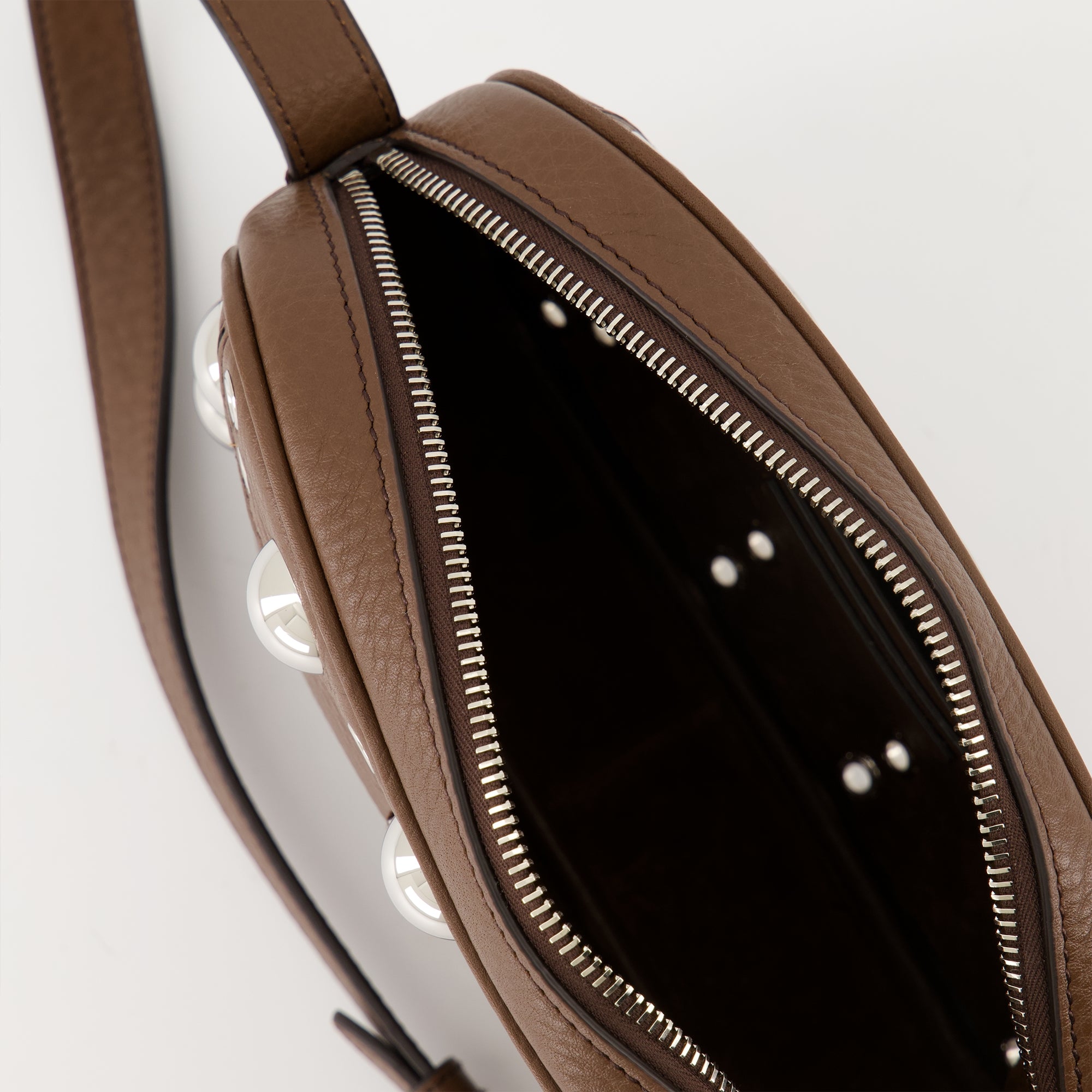 Image de l'article Pochette Nellcôte en cuir de la marque Valentino Garavani pour Femme - Saison Automne-Hiver 2025 - Vue détaillée_3