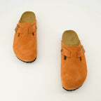 Image de l'article Mules Boston orange en suède de la marque Birkenstock pour Unisex - Saison Printemps-Été 2026 - Vue de dessus paire de chaussure