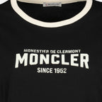Imagem da t-shirt com logo em relevo preto da marca Moncler para Mulheres - Coleção Primavera-Verão 2026 - Vista Detalhada_1