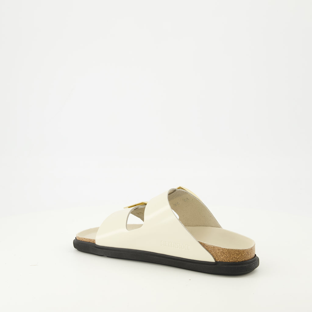 Image de l'article Sandales Arizona en cuir verni blanc de la marque Birkenstock pour Femme - Saison Printemps-Été 2026 - Vue trois quarts arrière droite