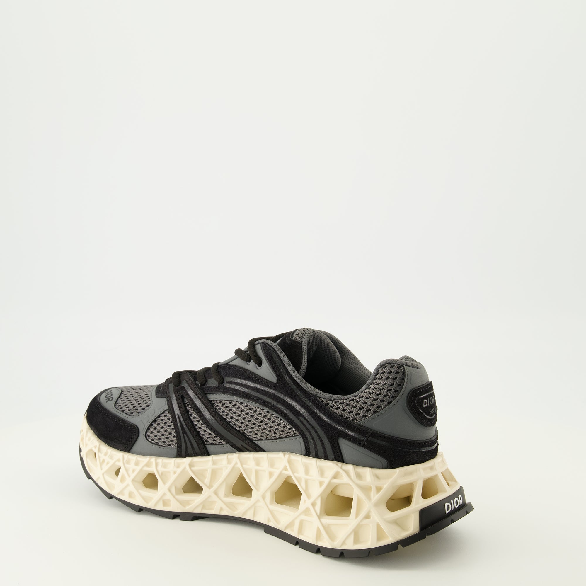 Imagen de las Zapatillas B35 grises de Dior para Hombre - Temporada Primavera-Verano 2026 - Vista tres cuartos trasera derecha