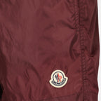 Bild des Moncler Herren Badepants mit bordeauxfarbigem Logo aus Nylon - Frühling-Sommer 2026 - Detaillierte Ansicht_1