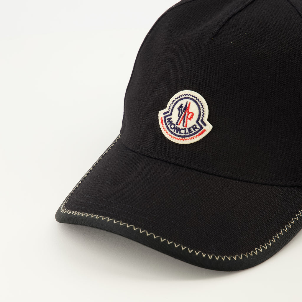 Bild des Moncler Herrenbasecaps mit schwarzem Logodetail - Frühjahr/Sommer 2026 - Detaillierte Ansicht 3