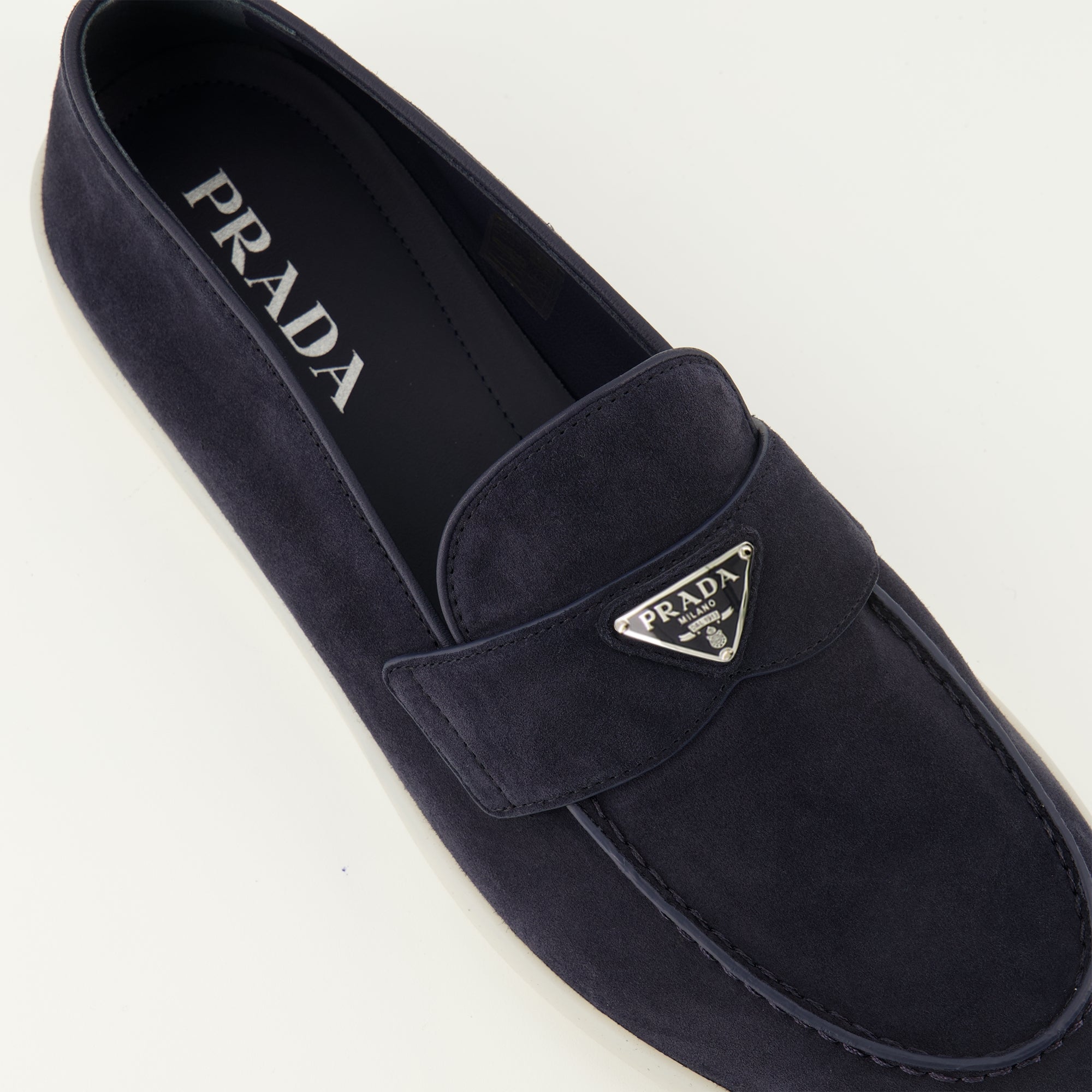 Image de l'article Mocassins en veau velours bleu marine de la marque Prada pour Homme - Saison Printemps-Été 2026 - Vue détaillée de haut