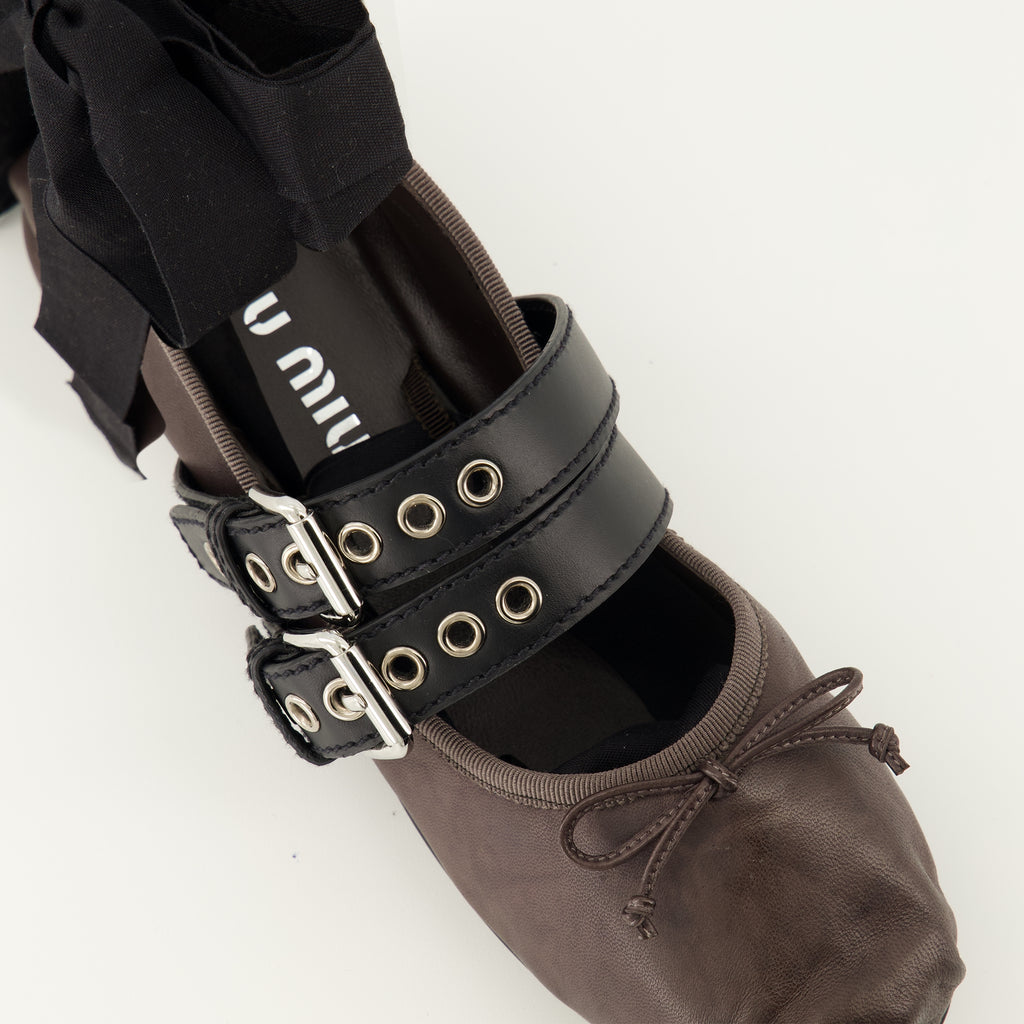 Imagen de las Bailarinas de Cuero con Correas y Lazada de Miu Miu para Mujer - Temporada Primavera-Verano 2026 - Vista Detallada de Arriba