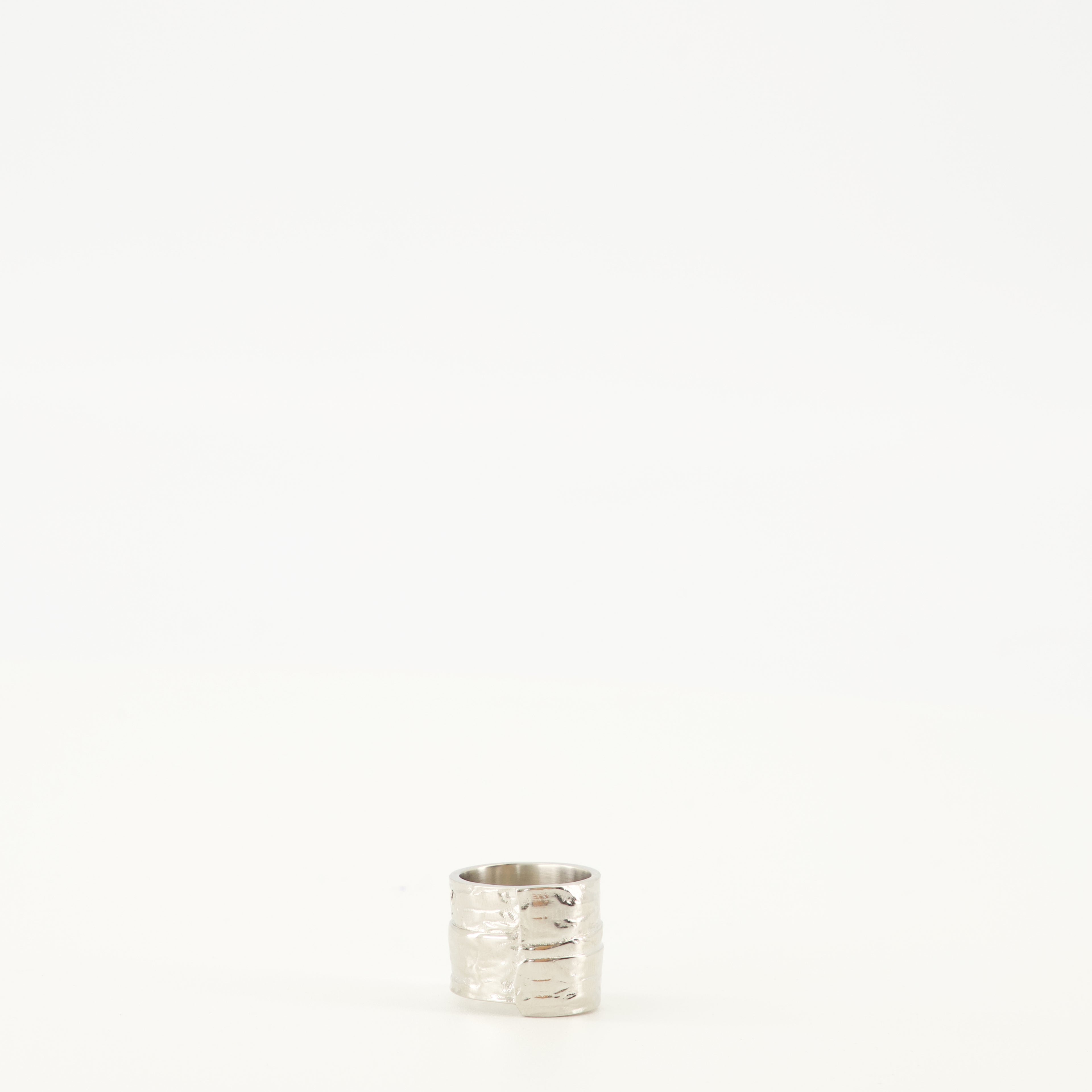 Image of the Givenchy Tape Ring from the Givenchy brand for Women - Fall-Winter 2025 - Back View