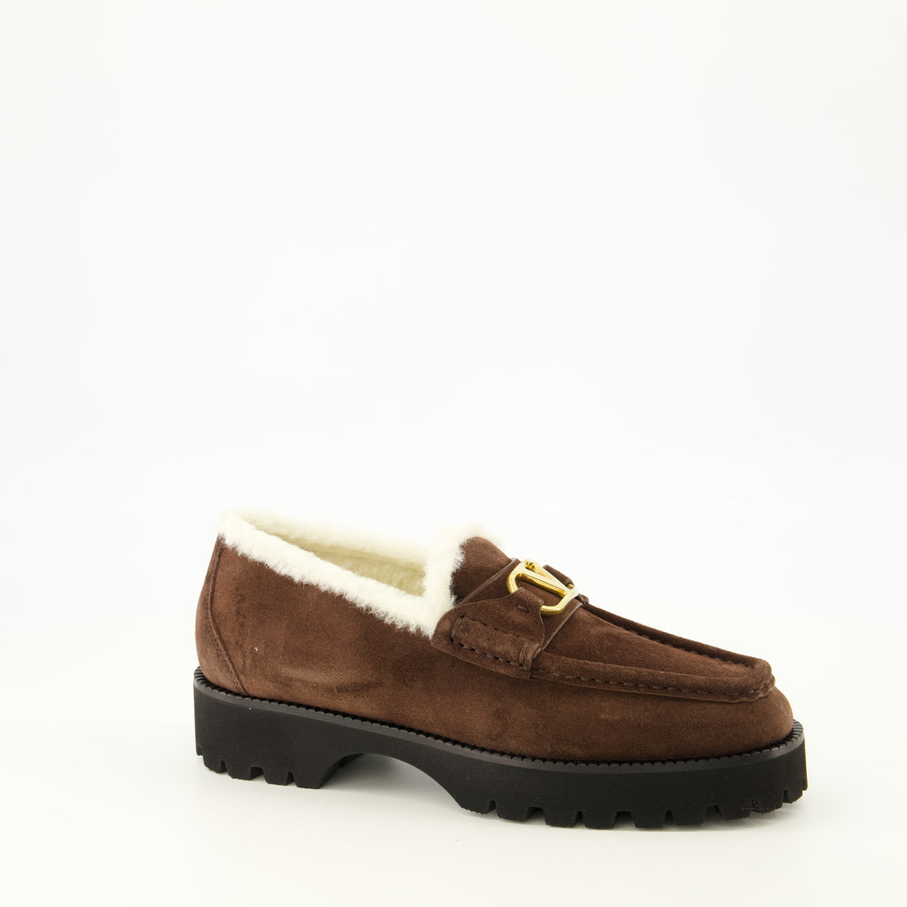 Mocassins VLogo Wildleder- und Pelzslipper in Braun Valentino Garavani Marron Femme
