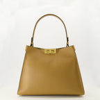 フェンディの女性用ベージュレザーのFendi Wayミディアムハンドバッグの画像 - 2026年春夏シーズン - 正面からのビュー
