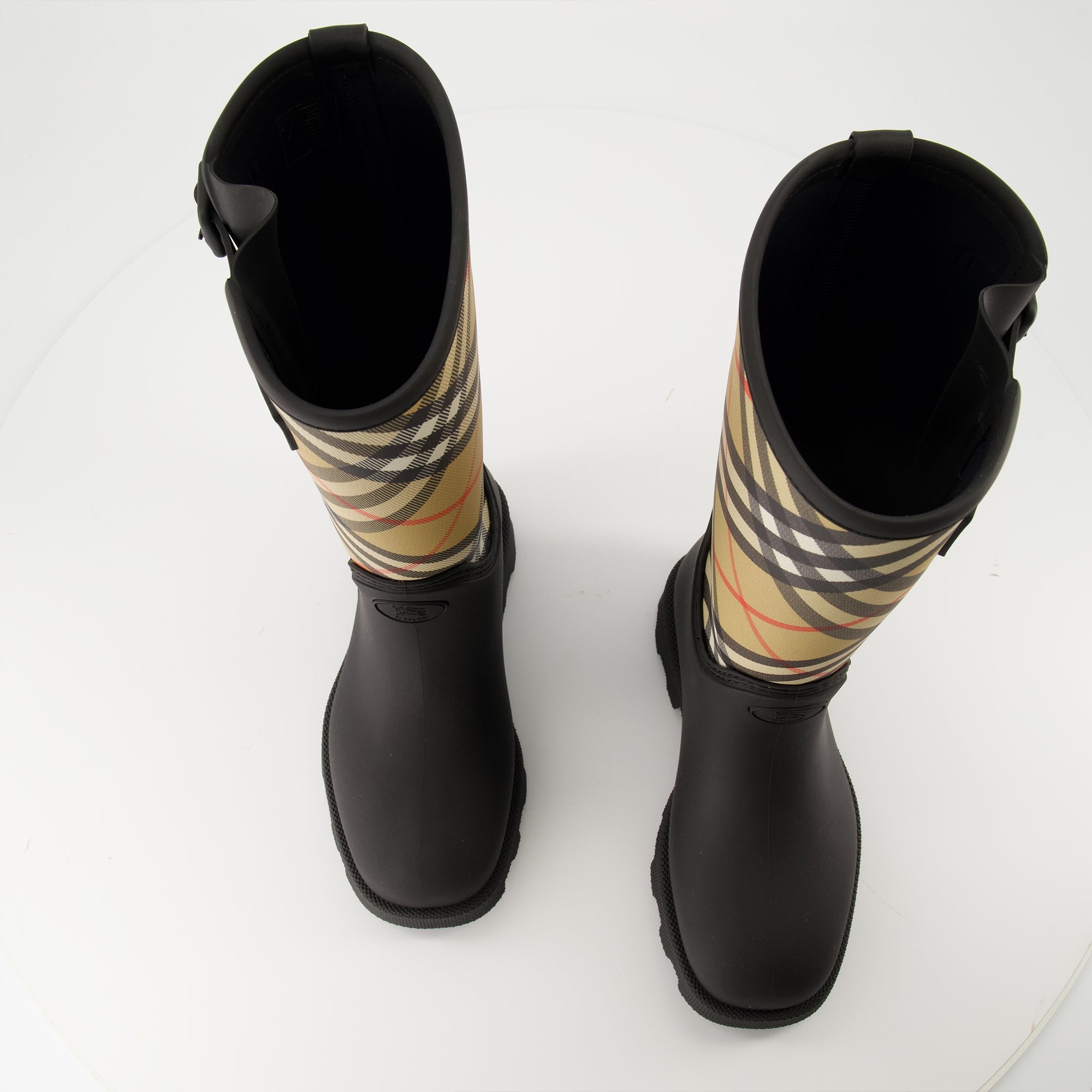 Image de l'article Bottes Marsh de la marque Burberry pour Femme - Saison Automne-Hiver 2025 - Vue de dessus paire de chaussure