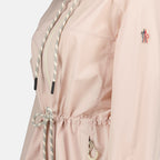 Imagen de la chaqueta cortavientos Soulare rosa de la marca Moncler Grenoble para Mujeres - Temporada Primavera-Verano 2026 - Vista Detallada_1