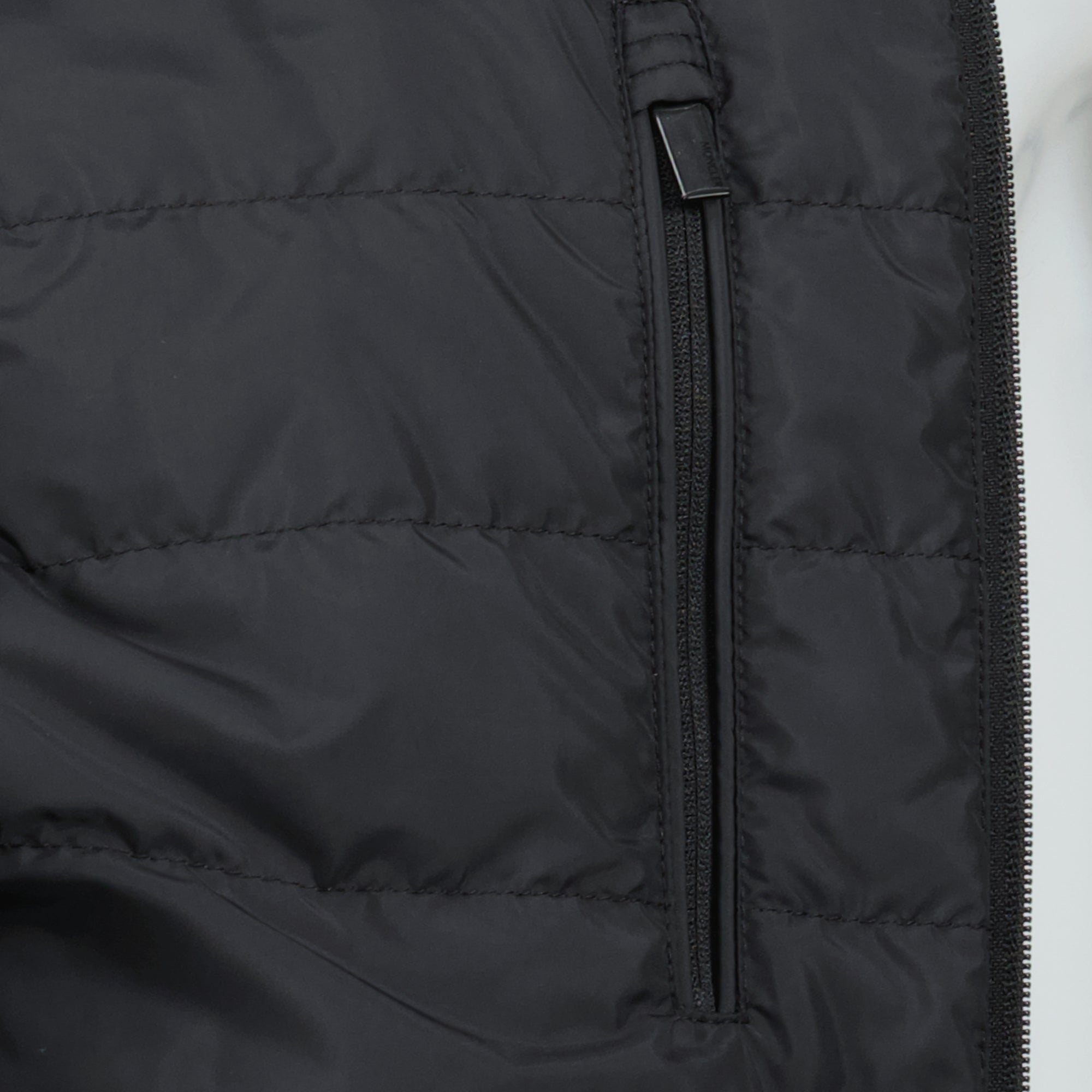 Image of the Moncler Bassite Down Jacket for Men - Autumn-Winter 2025 - Detailed View 5