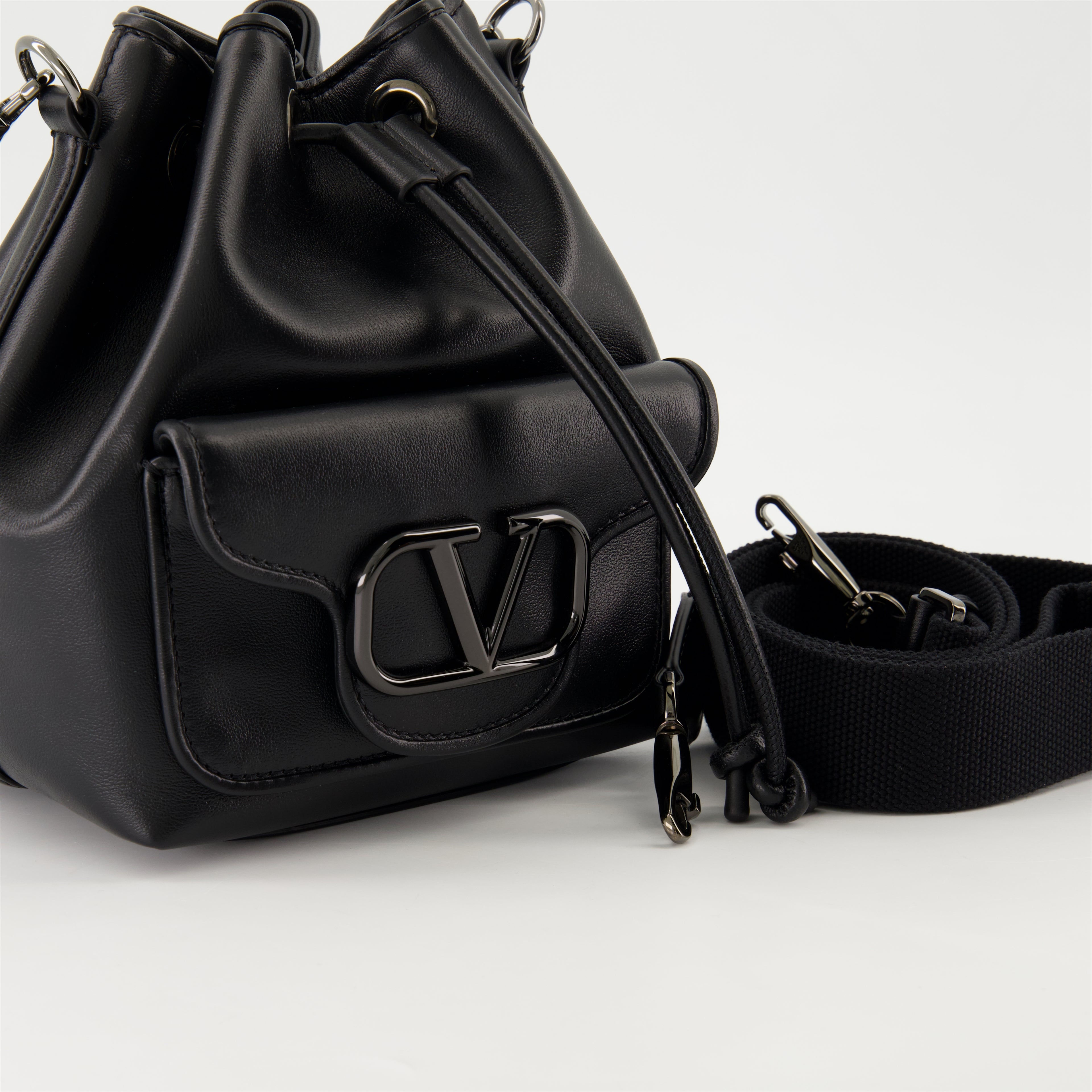 Bucket bags Sac seau VLogo Valentino Garavani Black Femme