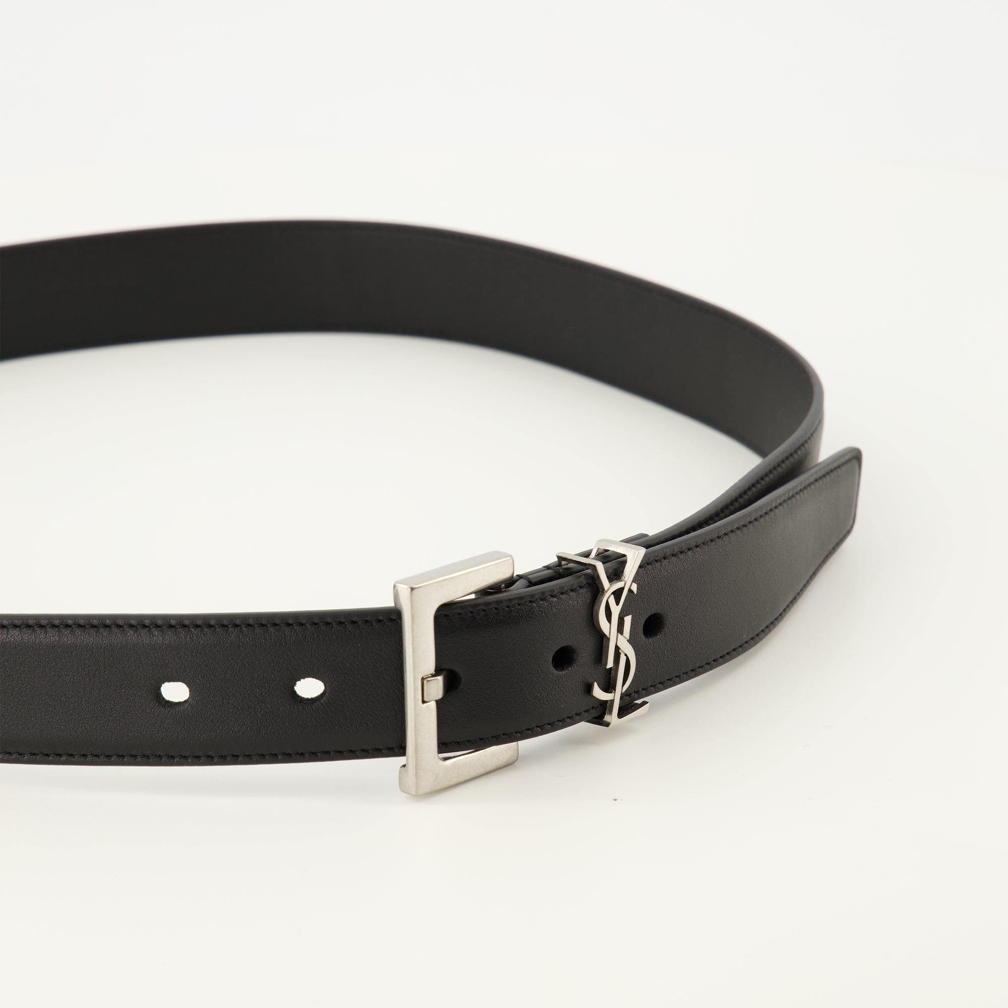 Image de l'article Ceinture Cassandre en cuir noir de la marque Saint Laurent pour Femme - Saison Automne-Hiver 2025 - Vue détaillée_2