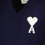 Imagen del suéter sin mangas AMI con corazón azul marino de la marca Ami PARIS para Unisex - Temporada Primavera-Verano 2026 - Vista Detallada_1