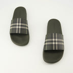 Imagen de las Chanclas Check Kaki de Burberry para Hombre - Temporada Primavera-Verano 2026 - Vista de cima da dupla de sapatos