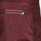 Bild des Moncler Herren Badepants mit bordeauxfarbigem Logo aus Nylon - Frühling-Sommer 2026 - Detaillierte Ansicht_2