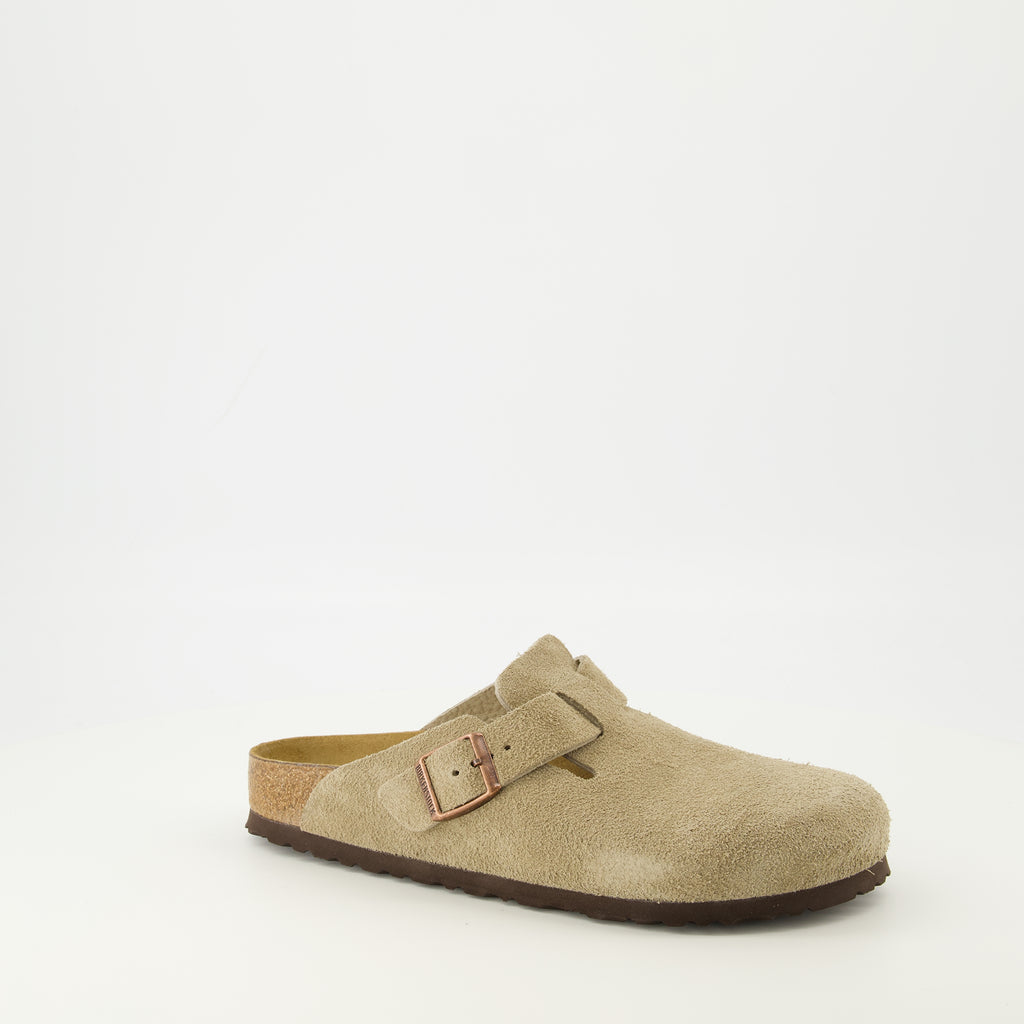 Imagem das mules Boston taupe da marca Birkenstock para Unisex - Temporada Primavera-Verão 2026 - Vista três quartos frontal direita