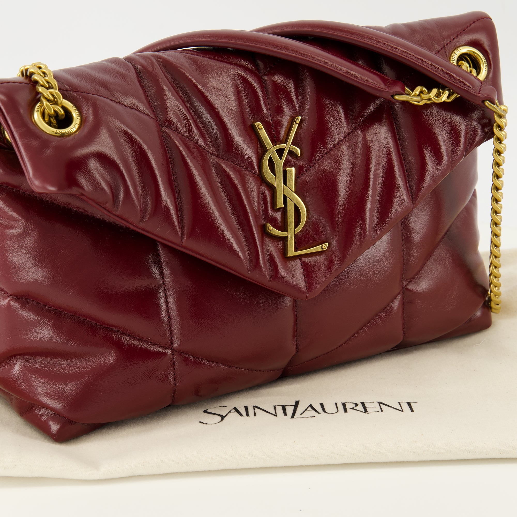 サン・ローランの女性用ボルドー・パファーバッグの記事画像 - 2025年秋冬シーズン - 詳細ビュー_2