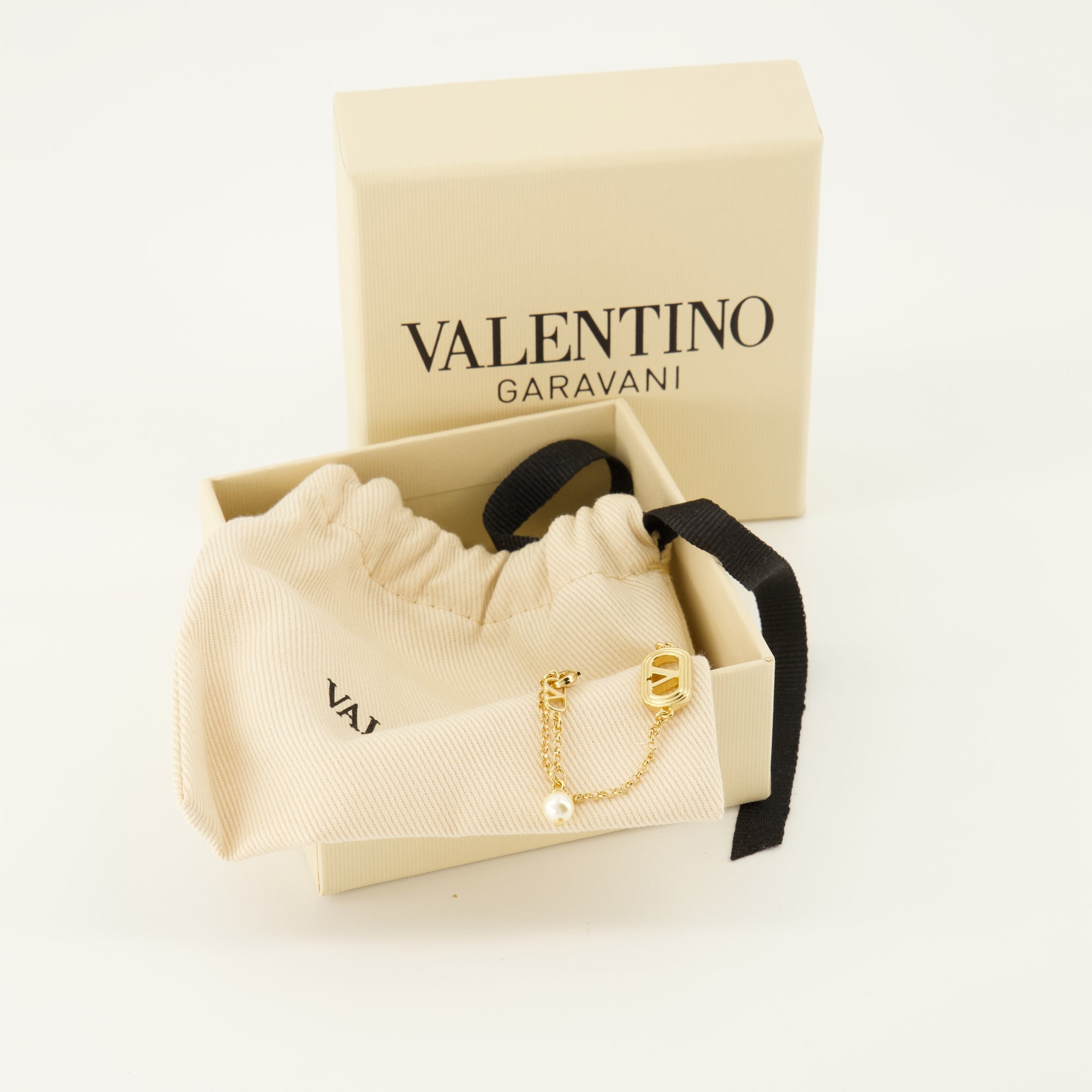 Image of the Vlogo bracelet and pearl from the Valentino Garavani brand for Women - Autumn-Winter 2025 - Detailed View_3