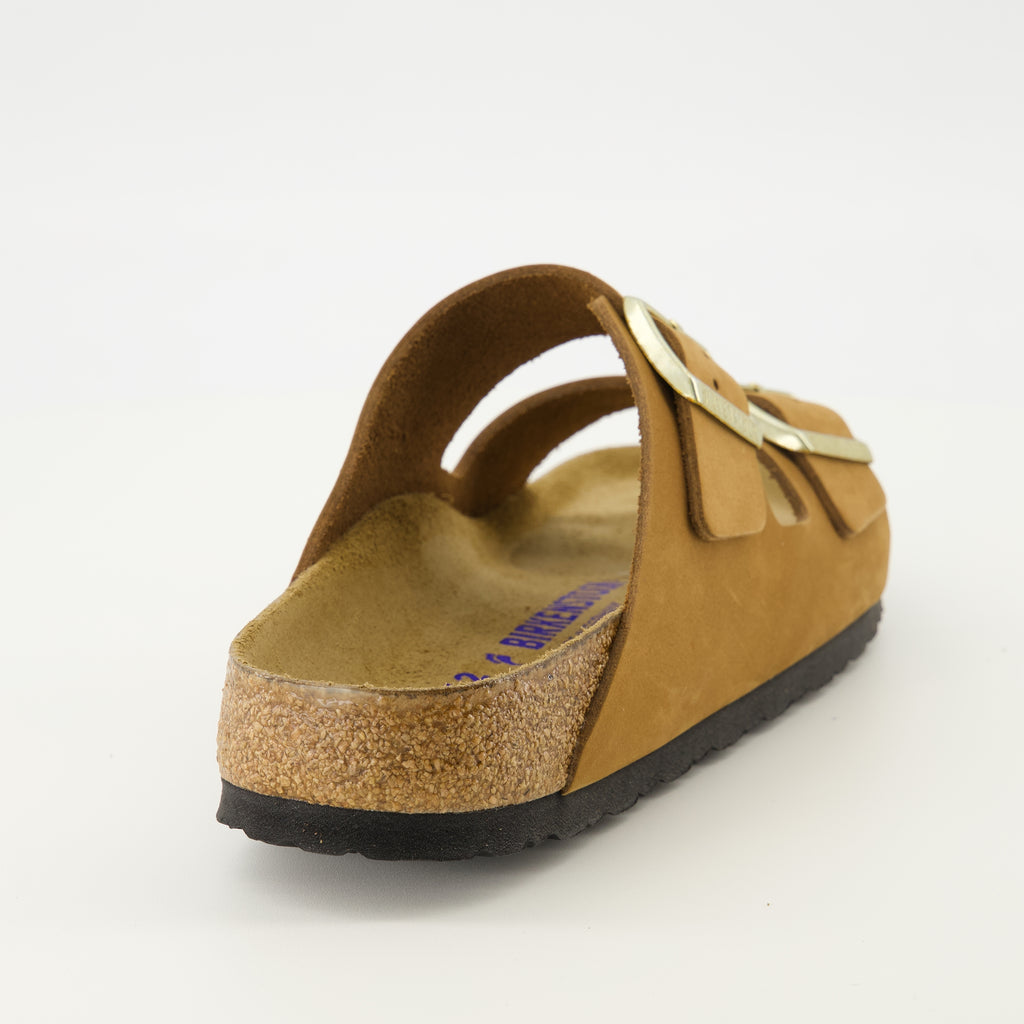 Imagem das Sandálias Arizona castanhas da marca Birkenstock para Unisex - Temporada Primavera-Verão 2026 - Vista traseira