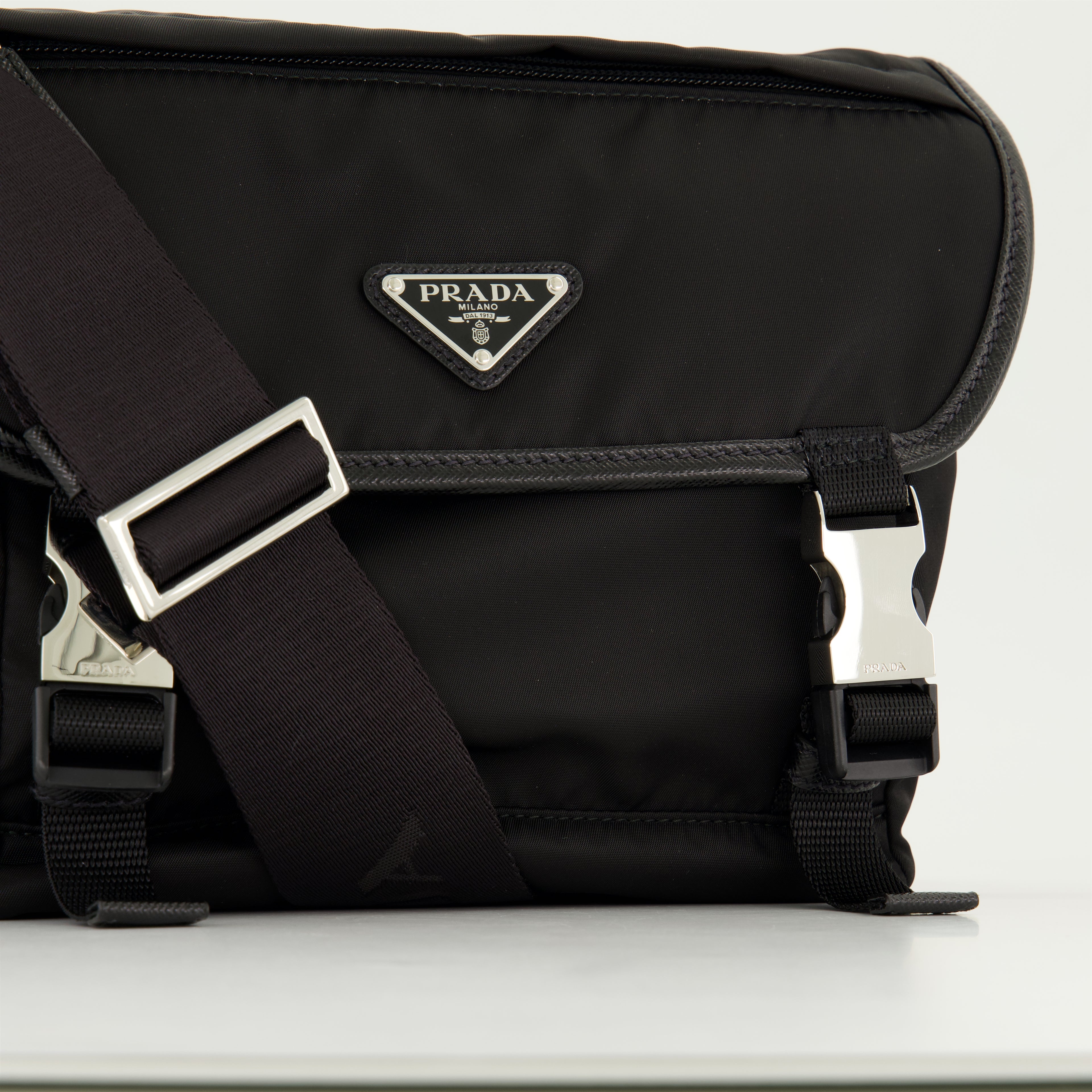 Sacs bandoulière Sac en Re-nylon et cuir Saffiano Prada Noir Homme