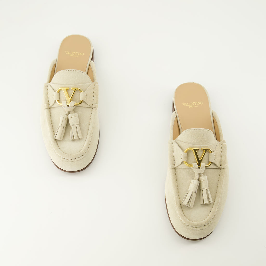 Imagem das mules em pele beje da marca Valentino Garavani para Mulheres - Temporada Primavera-Verão 2026 - Vista de cima do par de sapatos